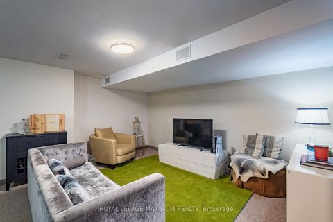 Photo 31 at 33 La Neve Avenue, Sonoma Heights, Vaughan