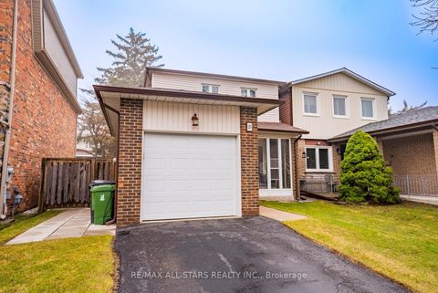 Photo 1 at 25 Thistlewaite Crescent, Malvern West, Toronto