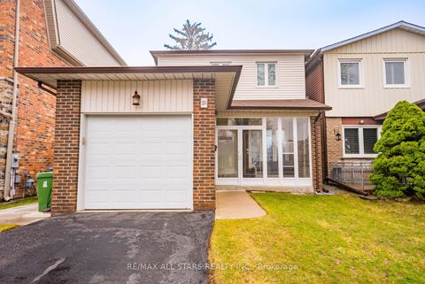 Photo 2 at 25 Thistlewaite Crescent, Malvern West, Toronto
