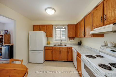 Photo 9 at 830 Castlegrove Avenue, McLaughlin, Oshawa