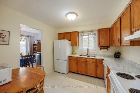 Photo 10 at 830 Castlegrove Avenue, McLaughlin, Oshawa