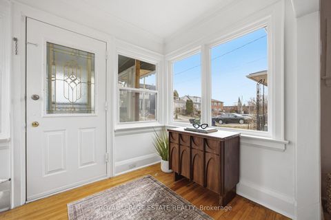 Photo 2 at 22 Medford Avenue, Oakridge, Toronto