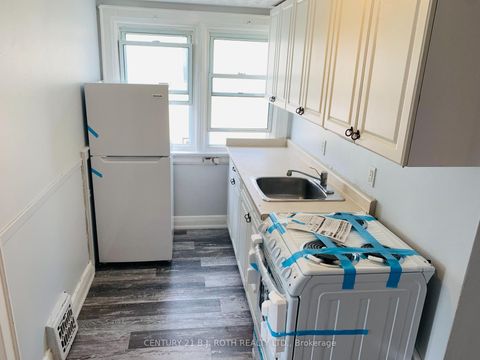 Photo 14 at 156 Dunlop Street W, City Centre, Barrie