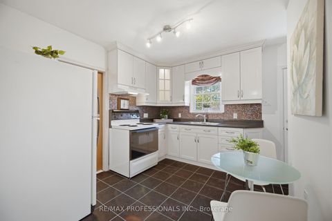 Photo 10 at 1 Loyalist Road, Kingsway South, Toronto