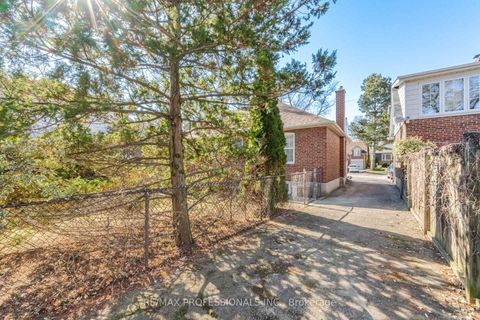 Photo 37 at 1 Loyalist Road, Kingsway South, Toronto