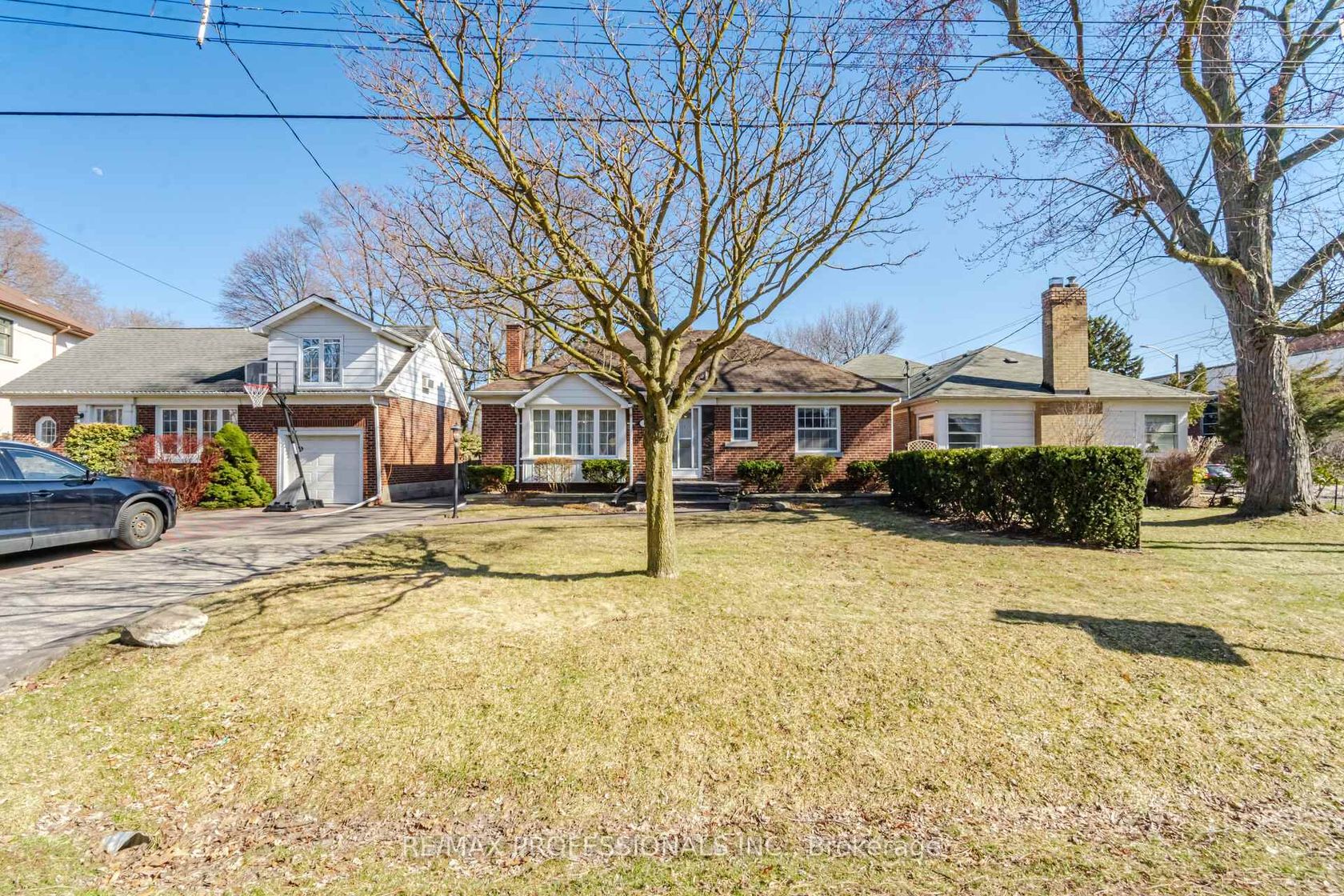 1 Loyalist Road, Kingsway South, Toronto by Loree Meneguzzi Real Estate 1 Loyalist Road, Kingsway South, Toronto