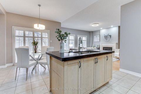 Photo 14 at 54 Woodbury Crescent, Summerhill Estates, Newmarket