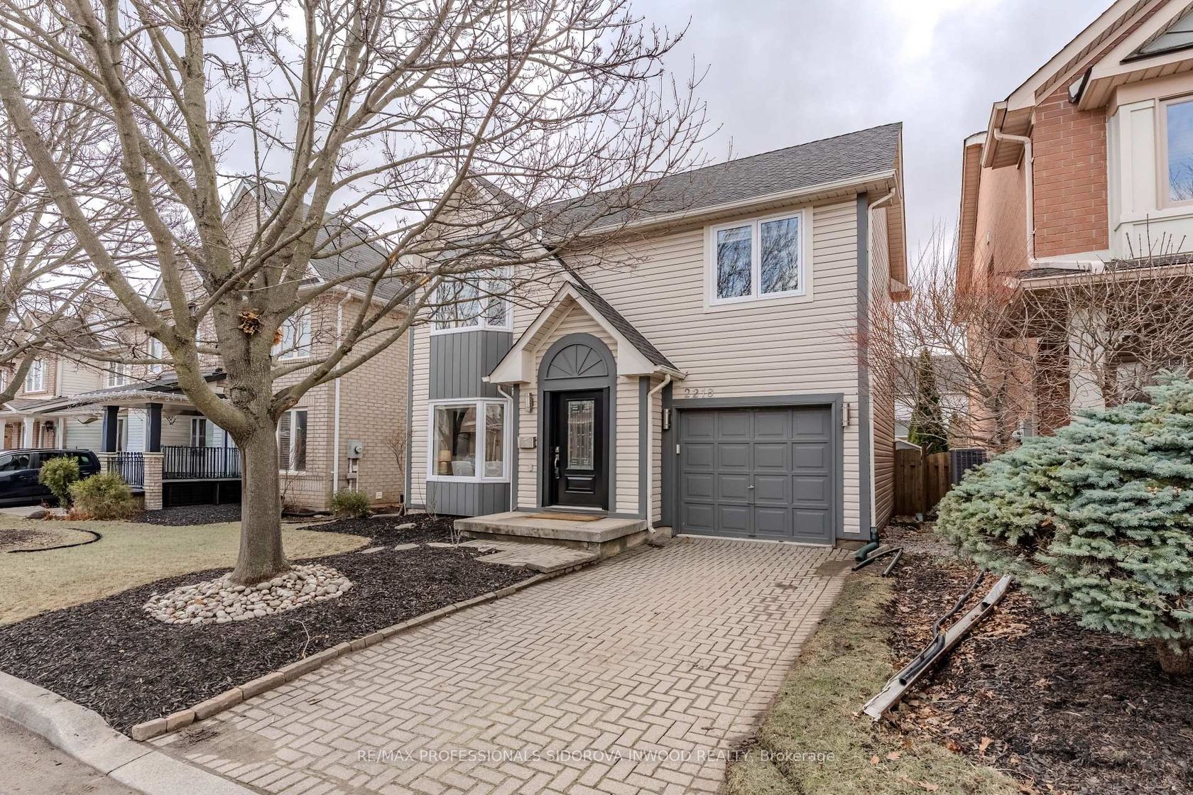 2218 Bluegrass Lane, Orchard, Burlington by Loree Meneguzzi Real Estate 2218 Bluegrass Lane, Orchard, Burlington