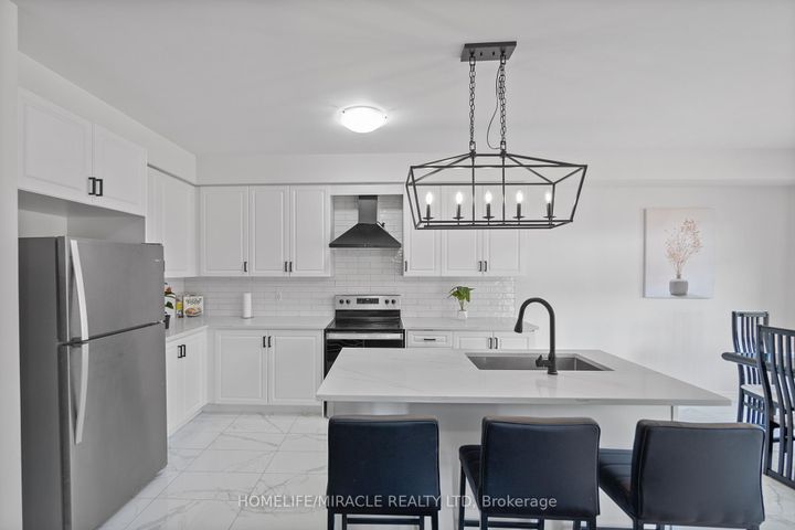 Photo 8 at 57 FERRAGINE Crescent, Bradford, Bradford West Gwillimbury