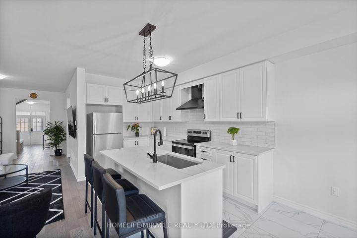 Photo 9 at 57 FERRAGINE Crescent, Bradford, Bradford West Gwillimbury