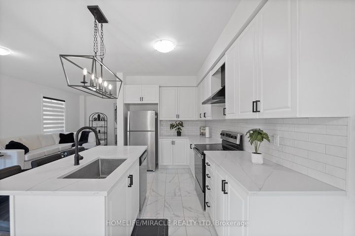 Photo 10 at 57 FERRAGINE Crescent, Bradford, Bradford West Gwillimbury