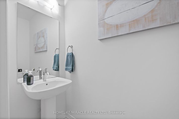 Photo 16 at 57 FERRAGINE Crescent, Bradford, Bradford West Gwillimbury