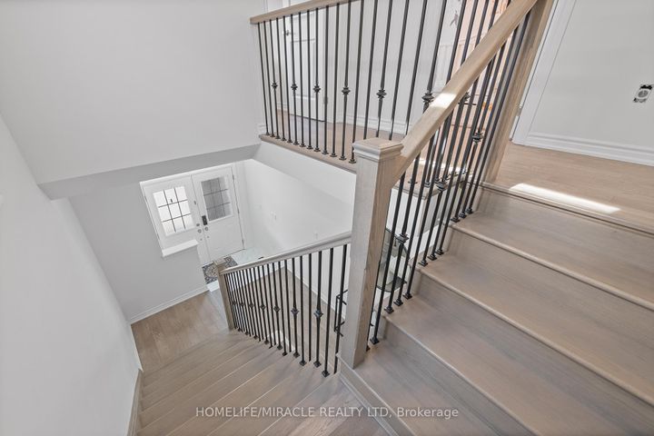 Photo 17 at 57 FERRAGINE Crescent, Bradford, Bradford West Gwillimbury