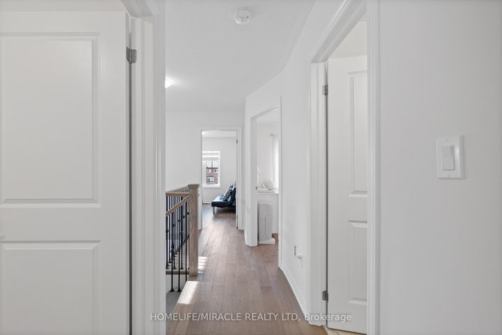 Photo 18 at 57 FERRAGINE Crescent, Bradford, Bradford West Gwillimbury