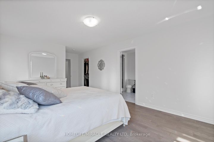 Photo 21 at 57 FERRAGINE Crescent, Bradford, Bradford West Gwillimbury