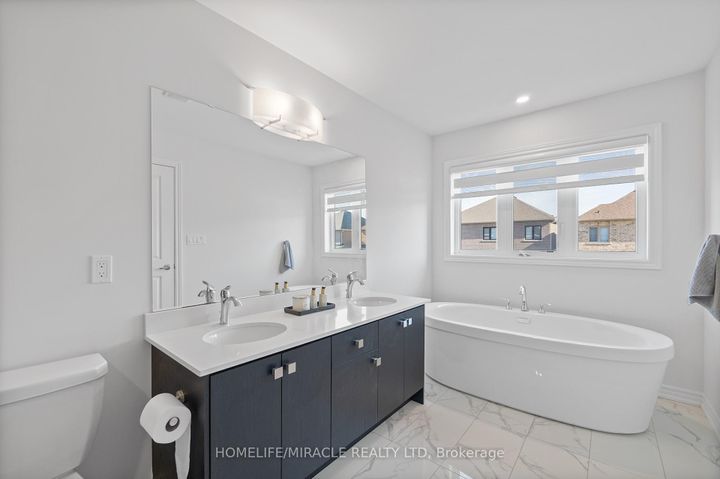 Photo 22 at 57 FERRAGINE Crescent, Bradford, Bradford West Gwillimbury