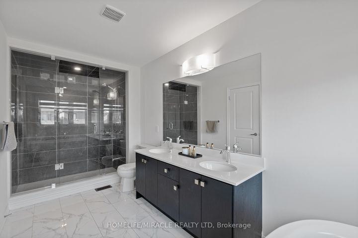 Photo 23 at 57 FERRAGINE Crescent, Bradford, Bradford West Gwillimbury