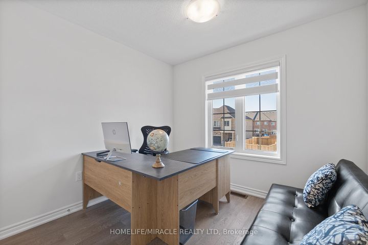 Photo 24 at 57 FERRAGINE Crescent, Bradford, Bradford West Gwillimbury