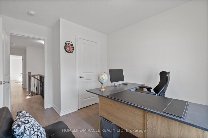 Photo 25 at 57 FERRAGINE Crescent, Bradford, Bradford West Gwillimbury