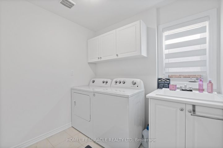 Photo 29 at 57 FERRAGINE Crescent, Bradford, Bradford West Gwillimbury