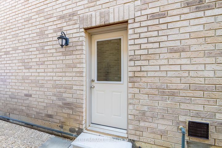 Photo 30 at 57 FERRAGINE Crescent, Bradford, Bradford West Gwillimbury