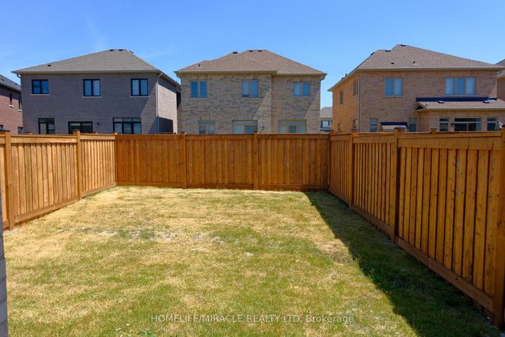 Photo 34 at 57 FERRAGINE Crescent, Bradford, Bradford West Gwillimbury