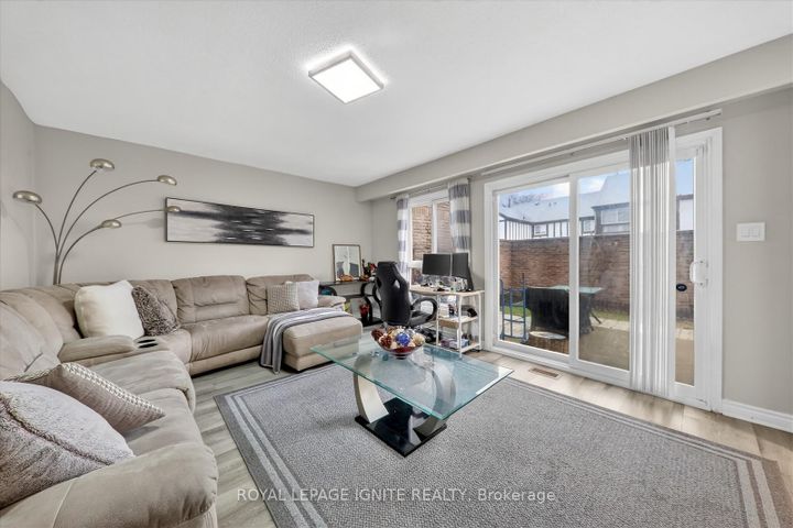 Photo 10 at 56 - 2 Dailing Gate, Malvern, Toronto