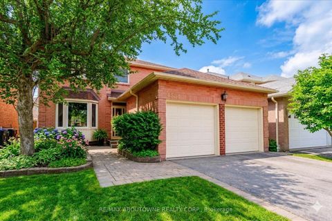 Photo 1 at 4538 Mayflower Drive, Hurontario, Mississauga