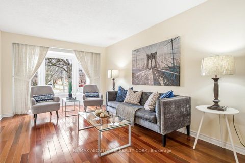 Photo 3 at 4538 Mayflower Drive, Hurontario, Mississauga