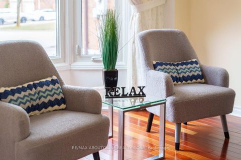 Photo 4 at 4538 Mayflower Drive, Hurontario, Mississauga