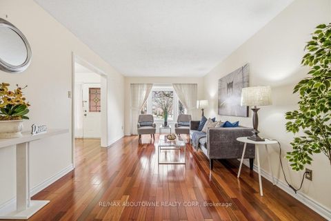 Photo 5 at 4538 Mayflower Drive, Hurontario, Mississauga