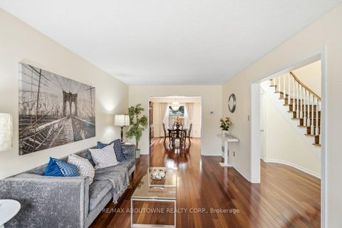 Photo 7 at 4538 Mayflower Drive, Hurontario, Mississauga