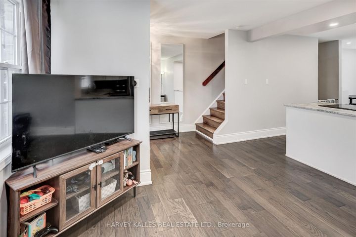 Photo 7 at 112 Wexford Avenue N, Crown Point, Hamilton