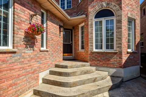 Photo 2 at 28 Shaina Court, Painswick South, Barrie