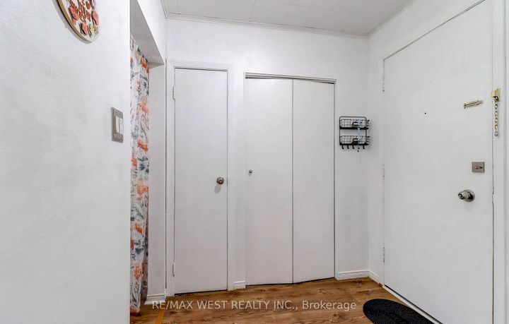 Photo 7 at 27 - 10 Leith Hill Road, Don Valley Village, Toronto