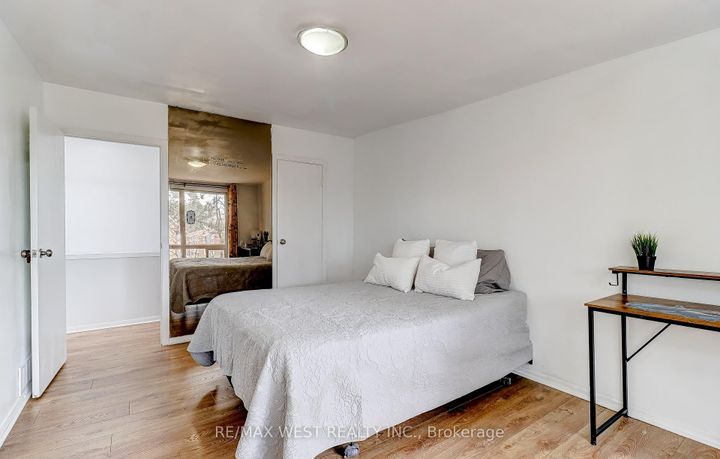 Photo 9 at 27 - 10 Leith Hill Road, Don Valley Village, Toronto