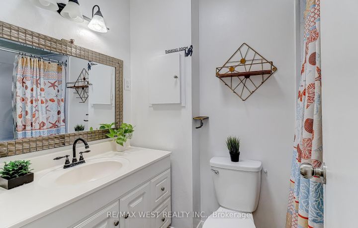 Photo 12 at 27 - 10 Leith Hill Road, Don Valley Village, Toronto