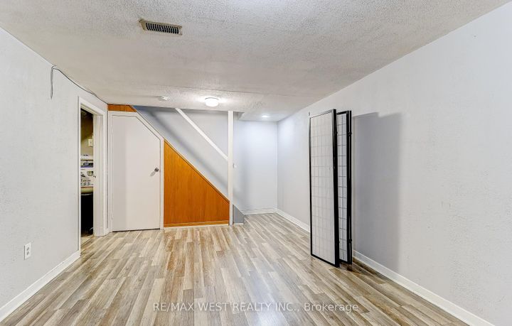 Photo 14 at 27 - 10 Leith Hill Road, Don Valley Village, Toronto