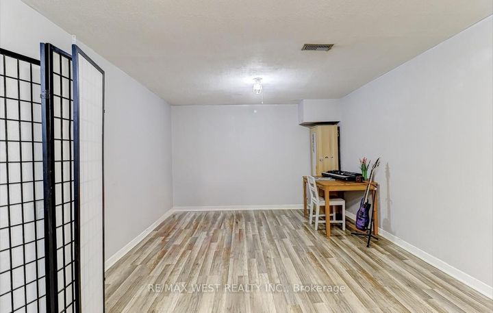 Photo 15 at 27 - 10 Leith Hill Road, Don Valley Village, Toronto