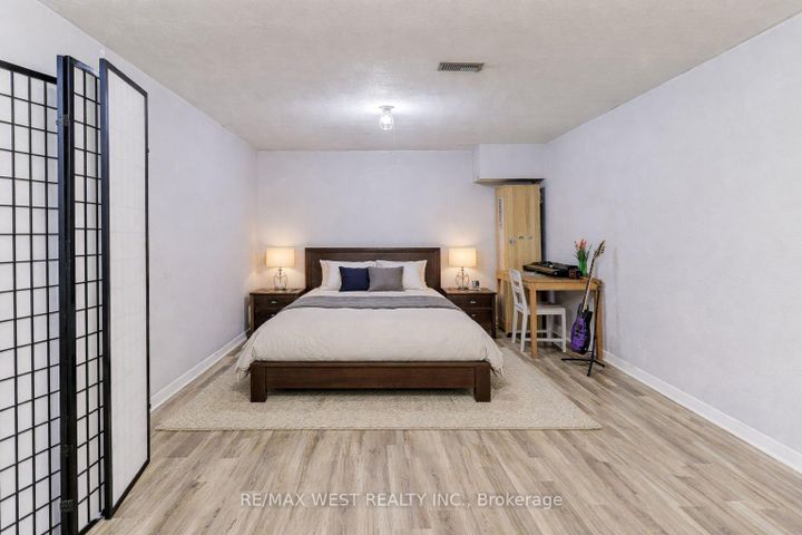 Photo 16 at 27 - 10 Leith Hill Road, Don Valley Village, Toronto