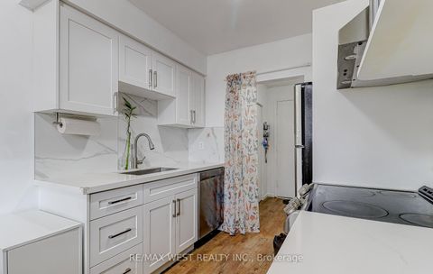 Photo 2 at 27 - 10 Leith Hill Road, Don Valley Village, Toronto