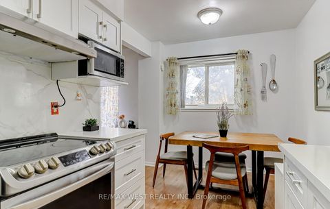 Photo 3 at 27 - 10 Leith Hill Road, Don Valley Village, Toronto