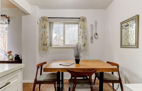 Photo 4 at 27 - 10 Leith Hill Road, Don Valley Village, Toronto