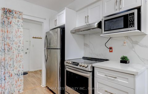 Photo 5 at 27 - 10 Leith Hill Road, Don Valley Village, Toronto