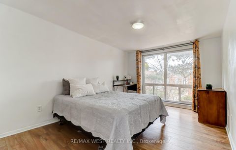 Photo 8 at 27 - 10 Leith Hill Road, Don Valley Village, Toronto