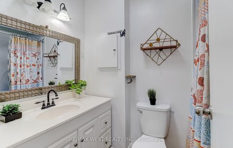 Photo 12 at 27 - 10 Leith Hill Road, Don Valley Village, Toronto