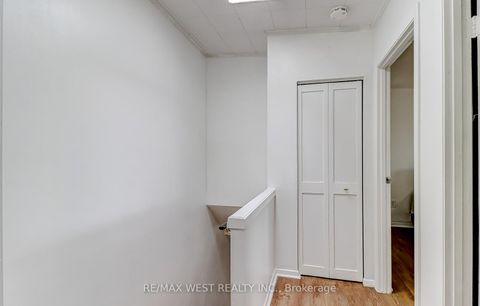 Photo 13 at 27 - 10 Leith Hill Road, Don Valley Village, Toronto