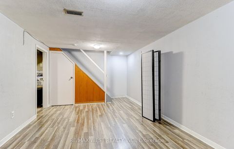 Photo 14 at 27 - 10 Leith Hill Road, Don Valley Village, Toronto