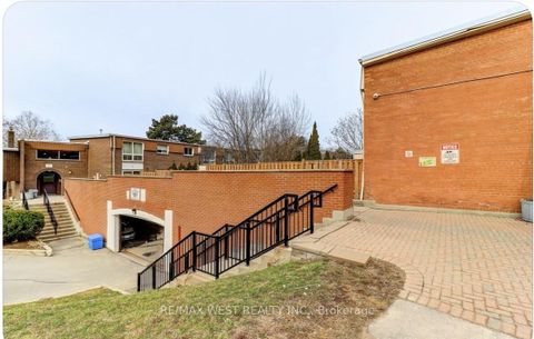 Photo 22 at 27 - 10 Leith Hill Road, Don Valley Village, Toronto