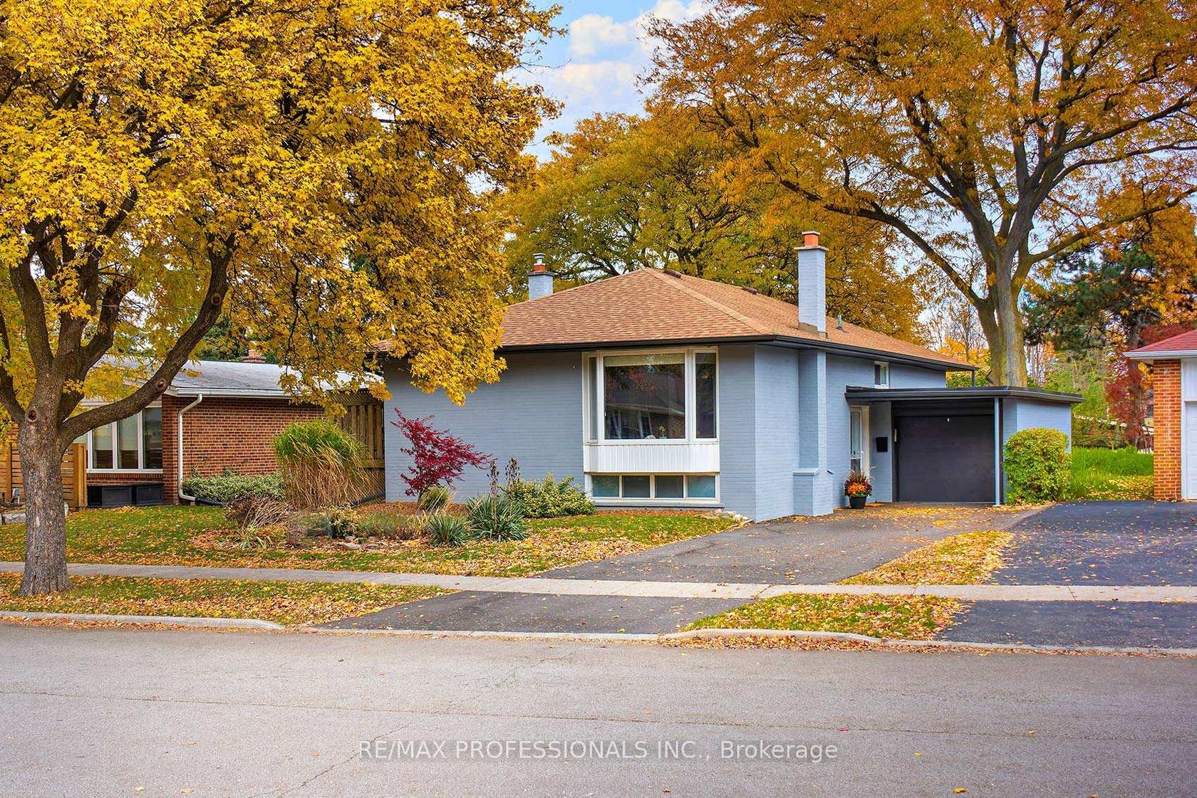 17 Beaver Bend Crescent, West Deane, Toronto by Loree Meneguzzi Real Estate 17 Beaver Bend Crescent, West Deane, Toronto